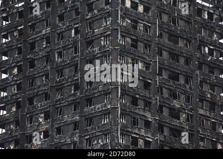 Vue générale des vestiges de la Grenfell Tower, un mois après le feu qui a englouti le bloc de 24 étages de Kensington, Londres. Date de la photo: Mardi 11 juillet 2017. Le crédit photo devrait se lire: Matt Crossick/ EMPICS Entertainment. Banque D'Images