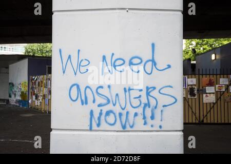 Graffiti près de la Grenfell Tower, un mois après le feu a englouti le bloc de 24 étages de Kensington, Londres. Date de la photo: Mardi 11 juillet 2017. Le crédit photo devrait se lire: Matt Crossick/ EMPICS Entertainment. Banque D'Images