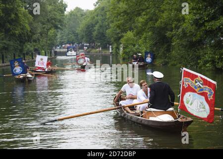 Une flottille de petits bateaux sur le fleuve pendant que les cygnes hangent et enregistrent des cygnes le long de la Tamise, entre Marlow et Henley dans Buckinghamshire, Angleterre. La montée des cygnes est une tradition ancienne selon laquelle la propriété des cygnes est répartie entre la Couronne, la Vintners' Company et la compagnie des Cyers. Date de la photo: Mercredi 19 juillet 2017. Le crédit photo devrait se lire: Matt Crossick/ EMPICS Entertainment. Banque D'Images