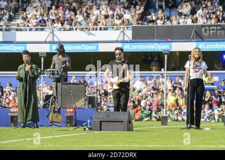 Emeli Sande, Marcus Mumford et Rita ora se présentant à mi-temps pendant Game4Grenfell, un match de football de charité en aide aux victimes de la tragédie du feu de Grenfell. Date de la photo: Samedi 2 septembre 2017. Le crédit photo devrait se lire: Matt Crossick/ EMPICS Entertainment. Banque D'Images