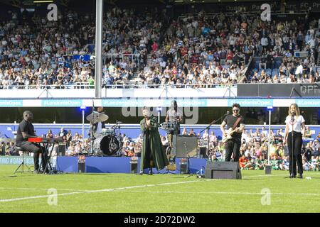 Emeli Sande, Marcus Mumford et Rita ora se présentant à mi-temps pendant Game4Grenfell, un match de football de charité en aide aux victimes de la tragédie du feu de Grenfell. Date de la photo: Samedi 2 septembre 2017. Le crédit photo devrait se lire: Matt Crossick/ EMPICS Entertainment. Banque D'Images