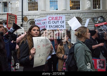 Les militants anti-fourrure protestent à l'extérieur du salon SS18 de la Burberry London Fashion week, qui s'est tenu à l'Old sessions House, Londres. Date de la photo: Samedi 16 septembre 2017. Le crédit photo devrait se lire: Matt Crossick/ EMPICS Entertainment. Banque D'Images