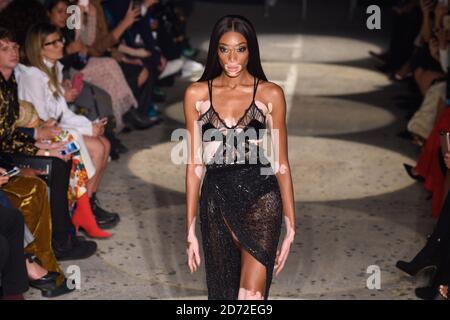 Model Winnie Harlow sur la passerelle lors du spectacle de la semaine de la mode de Londres Julien Macdonald SS18, tenu à Bankside Vaults, Londres. Date de la photo: Lundi 18 septembre 2017. Le crédit photo devrait se lire: Matt Crossick/ EMPICS Entertainment. Banque D'Images