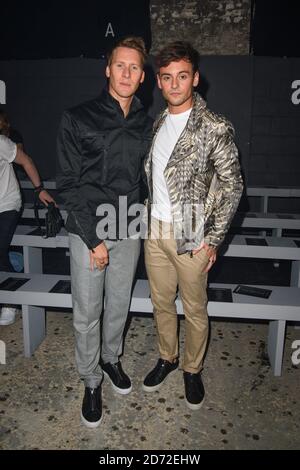 Tom Daley et Dustin lance Black au premier rang lors du spectacle SS18 de la semaine de la mode de Londres Julien Macdonald, tenu à Bankside Vaults, Londres. Date de la photo: Lundi 18 septembre 2017. Le crédit photo devrait se lire: Matt Crossick/ EMPICS Entertainment. Banque D'Images