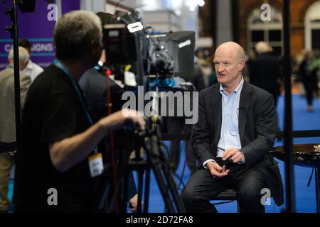 David Willets est interviewé par une équipe de télévision à la Conférence du Parti conservateur, au complexe de congrès de Manchester Central à Manchester. Date de la photo : 1er octobre 2017. Le crédit photo devrait se lire: Matt Crossick/ EMPICS Entertainment. Banque D'Images