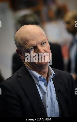 David Willets est interviewé par une équipe de télévision à la Conférence du Parti conservateur, au complexe de congrès de Manchester Central à Manchester. Date de la photo : 1er octobre 2017. Le crédit photo devrait se lire: Matt Crossick/ EMPICS Entertainment. Banque D'Images