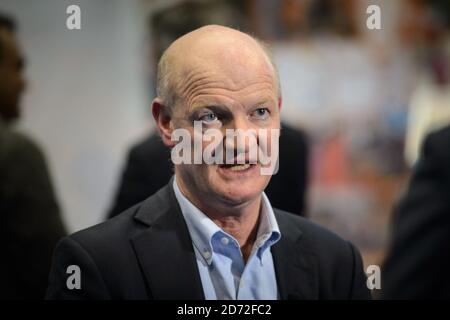 David Willets est interviewé par une équipe de télévision à la Conférence du Parti conservateur, au complexe de congrès de Manchester Central à Manchester. Date de la photo : 1er octobre 2017. Le crédit photo devrait se lire: Matt Crossick/ EMPICS Entertainment. Banque D'Images