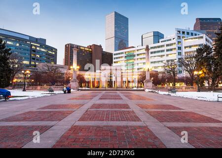 Denver, Colorado, USA Centre-ville cityscape in Civic Center park au crépuscule. Banque D'Images