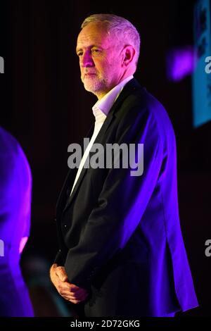 Le leader travailliste Jeremy Corbyn sur scène lors des Pink News Awards, à One Street, Londres. Date de la photo: Mercredi 18 octobre 2017. Le crédit photo devrait se lire: Matt Crossick/ EMPICS Entertainment. Banque D'Images