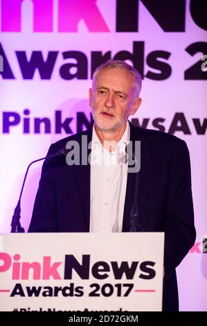 Le leader travailliste Jeremy Corbyn sur scène lors des Pink News Awards, à One Street, Londres. Date de la photo: Mercredi 18 octobre 2017. Le crédit photo devrait se lire: Matt Crossick/ EMPICS Entertainment. Banque D'Images