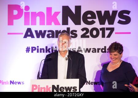 Le leader travailliste Jeremy Corbyn sur scène lors des Pink News Awards, à One Street, Londres. Date de la photo: Mercredi 18 octobre 2017. Le crédit photo devrait se lire: Matt Crossick/ EMPICS Entertainment. Banque D'Images