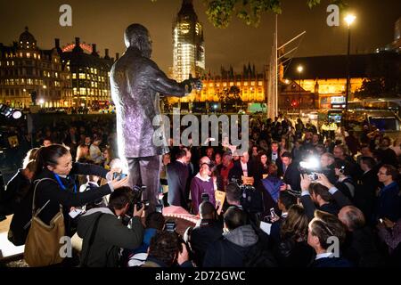 Graa Machel (au centre, manteau violet) photographié sous la statue de Nelson Mandela sur la place du Parlement, à Londres, après une marche symbolique avec les anciens, un groupe de dirigeants mondiaux fondé par Nelson Mandela. Date de la photo: Lundi 23 octobre 2017. Le crédit photo devrait se lire: Matt Crossick/ EMPICS Entertainment. Banque D'Images