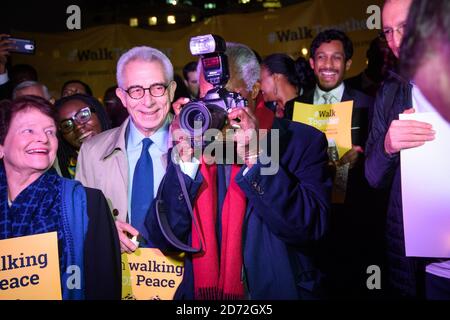 Kofi Annan emprunte un appareil photo de photographe à Trafalgar Square, Londres, avant une marche symbolique « ensemble » avec les anciens, un groupe de dirigeants mondiaux fondé par Nelson Mandela, qui a terminé devant la statue de Mandela sur la place du Parlement. Date de la photo: Lundi 23 octobre 2017. Le crédit photo devrait se lire: Matt Crossick/ EMPICS Entertainment. Banque D'Images