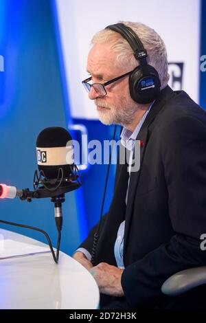 Le maire de Londres Sadiq Khan accueille un téléphone en direct avec le chef travailliste Jeremy Corbyn sur LBC, dans leurs studios de Leicester Square, Londres Date de la photo : vendredi 27 octobre 2017. Le crédit photo devrait se lire: Matt Crossick/ EMPICS Entertainment. Banque D'Images