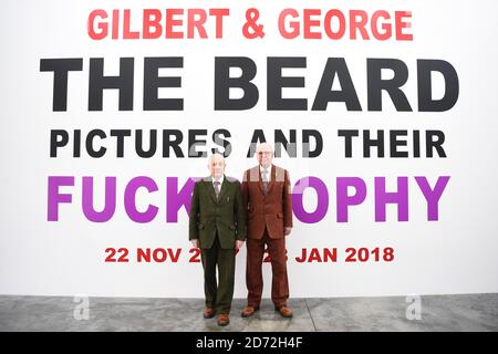 LES ÉDITEURS NOTENT LE CONTENU artistes Gilbert et George (noms complets Gilbert Proesch, à gauche et George Passmore, à droite) photographiés à la galerie d'art White Cube Bermondsey dans le sud de Londres, au lancement de leur exposition The Beard Pictures et leur Fuckosophie. Date de la photo: Mardi 21 novembre 2017. Le crédit photo devrait se lire: Matt Crossick/ EMPICS Entertainment. L'exposition se déroule du 22 novembre 2017 au 28 janvier 2018. Banque D'Images