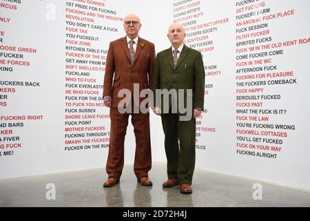 LES ÉDITEURS NOTENT LE CONTENU artistes Gilbert et George (noms complets George Passmore, à gauche et Gilbert Proesch, à droite) photographiés à la galerie d'art White Cube Bermondsey dans le sud de Londres, au lancement de leur exposition The Beard Pictures et leur Fuckosophy. Date de la photo: Mardi 21 novembre 2017. Le crédit photo devrait se lire: Matt Crossick/ EMPICS Entertainment. L'exposition se déroule du 22 novembre 2017 au 28 janvier 2018. Banque D'Images