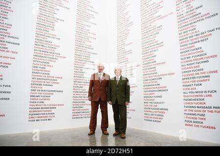 LES ÉDITEURS NOTENT LE CONTENU artistes Gilbert et George (noms complets George Passmore, à gauche et Gilbert Proesch, à droite) photographiés à la galerie d'art White Cube Bermondsey dans le sud de Londres, au lancement de leur exposition The Beard Pictures et leur Fuckosophy. Date de la photo: Mardi 21 novembre 2017. Le crédit photo devrait se lire: Matt Crossick/ EMPICS Entertainment. L'exposition se déroule du 22 novembre 2017 au 28 janvier 2018. Banque D'Images