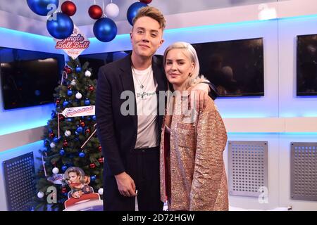 Anne Marie est interviewée dans les coulisses au cours de la première journée du Jingle Bell ball 2017 de la capitale à l'O2 Arena, Londres. Banque D'Images