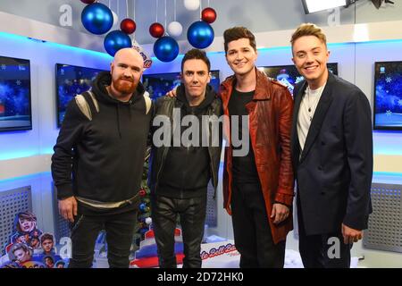 Le script est interviewé par Roman Kemp Backstage pendant la deuxième journée du Jingle Bell ball 2017 de la capitale à l'O2 Arena, Londres. Banque D'Images