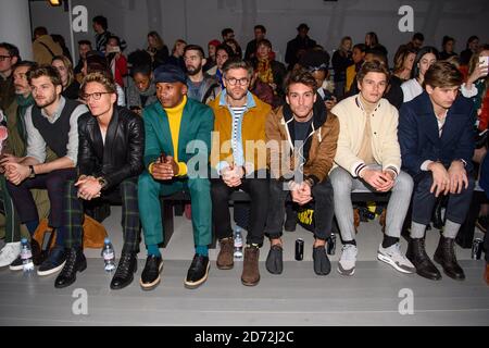 (l-r) Jim Chapman, Oliver Proudlock, Eric Underwood, Darren Kennedy, Deano Bugatti, Oliver Cheshire et Toby Huntington-Whiteley au premier rang lors du salon Christopher Raeburn London Fashion week pour hommes AW18, qui s'est tenu à l'espace du BFC Show à Londres. Date de la photo: Dimanche 7 janvier 2018. Le crédit photo devrait se lire: Matt Crossick/ EMPICS Entertainment. Banque D'Images