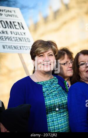 emily Thornberry, secrétaire aux Affaires étrangères de Shadow, photographiée comme des femmes membres du Cabinet fantôme et des politiciens travaillistes lancent une campagne célébrant 100 ans de suffrage des femmes, à l'extérieur des chambres du Parlement à Londres. Date de la photo: Mardi 6 février 2018. Le crédit photo devrait se lire: Matt Crossick/ EMPICS Entertainment. Banque D'Images