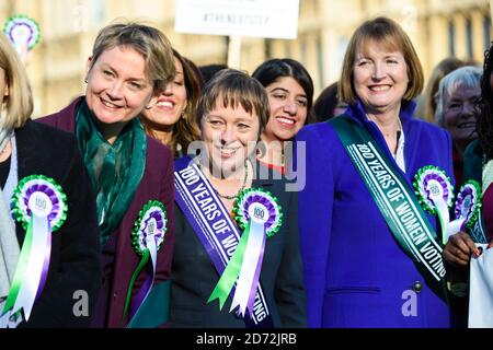 Yvette Cooper, Maria Eagle et Harriet Harman, photographiées comme des femmes membres du Cabinet fantôme et des politiciens travaillistes, lancent une campagne célébrant 100 ans de suffrage féminin, à l'extérieur des chambres du Parlement à Londres. Date de la photo: Mardi 6 février 2018. Le crédit photo devrait se lire: Matt Crossick/ EMPICS Entertainment. Banque D'Images