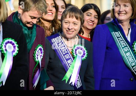 Yvette Cooper, Maria Eagle et Harriet Harman, photographiées comme des femmes membres du Cabinet fantôme et des politiciens travaillistes, lancent une campagne célébrant 100 ans de suffrage féminin, à l'extérieur des chambres du Parlement à Londres. Date de la photo: Mardi 6 février 2018. Le crédit photo devrait se lire: Matt Crossick/ EMPICS Entertainment. Banque D'Images