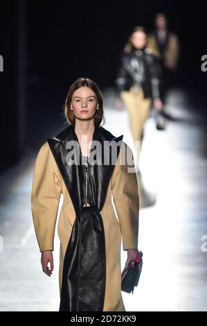 Modèles sur la passerelle pendant le spectacle Christopher Kane London Fashion week, qui s'est tenu à Tate Britain, Londres. Date de la photo: Lundi 19 février 2018. Le crédit photo devrait se lire: Matt Crossick/ EMPICS Entertainment. Banque D'Images