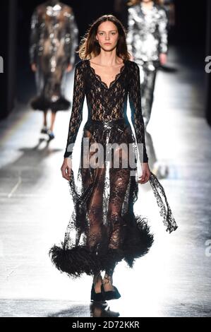 Modèles sur la passerelle pendant le spectacle Christopher Kane London Fashion week, qui s'est tenu à Tate Britain, Londres. Date de la photo: Lundi 19 février 2018. Le crédit photo devrait se lire: Matt Crossick/ EMPICS Entertainment. Banque D'Images