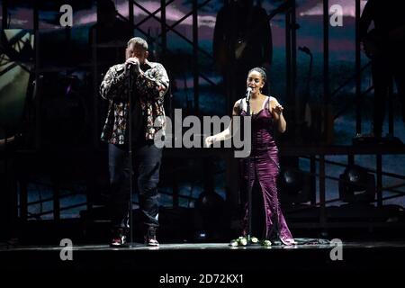 USAGE ÉDITORIAL UNIQUEMENT. RAG'n'Bone Man et Jorja Smith se sont donnés sur scène aux Brit Awards à l'O2 Arena de Londres. Banque D'Images