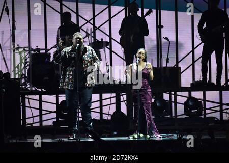 USAGE ÉDITORIAL UNIQUEMENT. RAG'n'Bone Man et Jorja Smith se sont donnés sur scène aux Brit Awards à l'O2 Arena de Londres. Banque D'Images