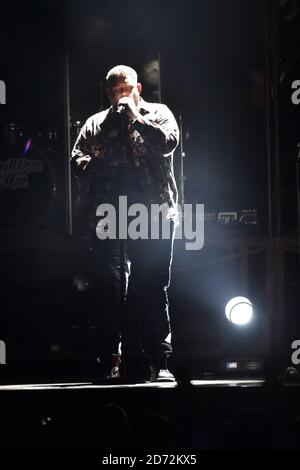 USAGE ÉDITORIAL UNIQUEMENT. RAG'n'Bone Man se produit sur scène aux Brit Awards à l'O2 Arena de Londres. Banque D'Images