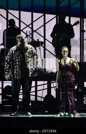 USAGE ÉDITORIAL UNIQUEMENT. RAG'n'Bone Man et Jorja Smith se sont donnés sur scène aux Brit Awards à l'O2 Arena de Londres. Banque D'Images