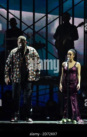 USAGE ÉDITORIAL UNIQUEMENT. RAG'n'Bone Man et Jorja Smith se sont donnés sur scène aux Brit Awards à l'O2 Arena de Londres. Banque D'Images