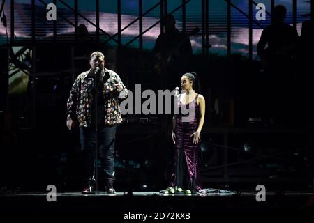 USAGE ÉDITORIAL UNIQUEMENT. RAG'n'Bone Man et Jorja Smith se sont donnés sur scène aux Brit Awards à l'O2 Arena de Londres. Banque D'Images