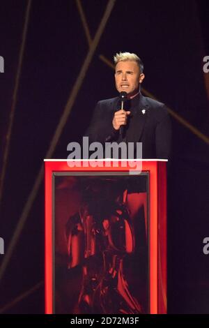 USAGE ÉDITORIAL UNIQUEMENT. Gary Barlow sur scène aux Brit Awards à l'O2 Arena, Londres. Banque D'Images