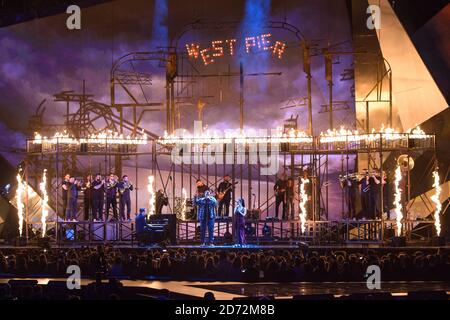 USAGE ÉDITORIAL UNIQUEMENT. RAG and Bone Man et Jorja Smith se sont donnés sur scène aux Brit Awards à l'O2 Arena de Londres. Banque D'Images