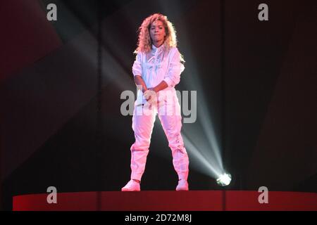 USAGE ÉDITORIAL UNIQUEMENT. Rita ora se produit sur scène aux Brit Awards à l'O2 Arena de Londres. Banque D'Images