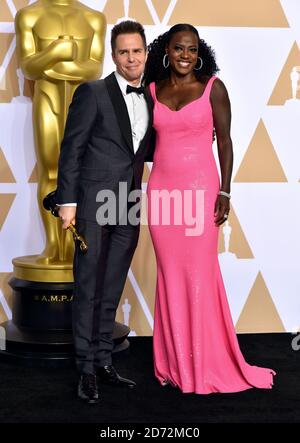 Sam Rockwell avec son meilleur acteur de soutien Oscar pour trois panneaux d'affichage à l'extérieur ebbing, Missouri aux côtés de Viola Davis dans la salle de presse à la 90e Academy Awards tenue au Dolby Theatre à Hollywood, Los Angeles, USA.Â crédit photo devrait lire: Matt Crossick/EMPICS Entertainment Banque D'Images