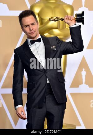 Sam Rockwell avec son meilleur acteur de soutien Oscar pour trois panneaux d'affichage à l'extérieur d'ebbing, Missouri dans la salle de presse à la 90e Academy Awards tenue au Dolby Theatre à Hollywood, Los Angeles, USA.Â crédit photo devrait lire: Matt Crossick/EMPICS Entertainment Banque D'Images