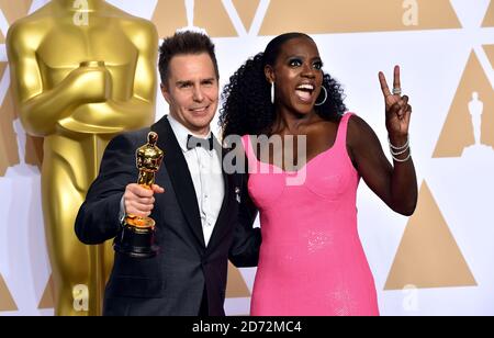 Sam Rockwell avec son meilleur acteur de soutien Oscar pour trois panneaux d'affichage à l'extérieur ebbing, Missouri aux côtés de Viola Davis dans la salle de presse à la 90e Academy Awards tenue au Dolby Theatre à Hollywood, Los Angeles, USA.Â crédit photo devrait lire: Matt Crossick/EMPICS Entertainment Banque D'Images