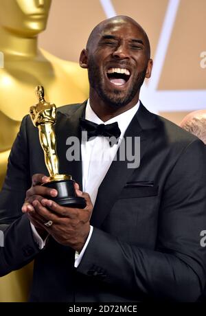 Kobe Bryant avec son meilleur court Oscar animé pour cher Basketball dans la salle de presse à la 90e Academy Awards tenue au Dolby Theatre à Hollywood, Los Angeles, Etats-Unis. Crédit photo devrait se lire: Matt Crossick/EMPICS Entertainment Banque D'Images