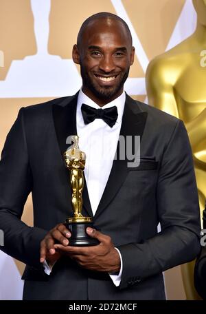 Kobe Bryant avec son meilleur court Oscar animé pour cher Basketball dans la salle de presse à la 90e Academy Awards tenue au Dolby Theatre à Hollywood, Los Angeles, Etats-Unis. Crédit photo devrait se lire: Matt Crossick/EMPICS Entertainment Banque D'Images