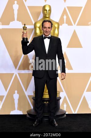 Alexandre Desplat avec son meilleur score original Oscar pour la forme de l'eau dans la salle de presse à la 90e Academy Awards tenue au Dolby Theatre à Hollywood, Los Angeles, USA.Â crédit photo devrait lire: Matt Crossick/EMPICS Entertainment Banque D'Images