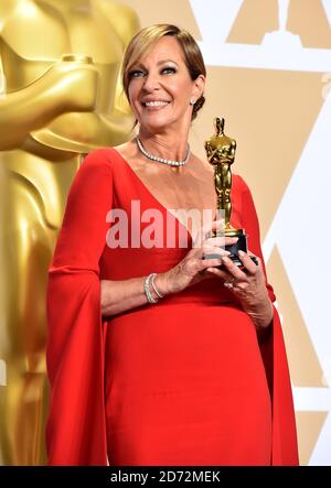 Allison Janney avec sa meilleure actrice de soutien Oscar pour moi, Tonya dans la salle de presse à la 90e Academy Awards tenue au Dolby Theatre à Hollywood, Los Angeles, Etats-Unis.Â crédit photo devrait lire: Matt Crossick/EMPICS Entertainment Banque D'Images