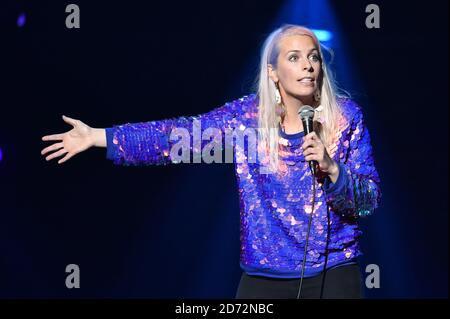 Sara Pascoe sur scène pendant la soirée de comédie de la série de concerts annuels Teenage cancer Trust, au Royal Albert Hall de Londres. Date de la photo: Mardi 20 mars 2018. Le crédit photo devrait se lire: Matt Crossick/ EMPICS Entertainment. Banque D'Images