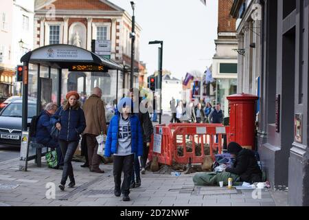 Les sans-abri sur High Street à Windsor, Berkshire. Simon Dudley, le chef du conseil local, a appelé à la police à nettoyer les personnes qui dormicent de Windsor avant le mariage royal. Date de la photo: Jeudi 5 avril 2018. Le crédit photo devrait se lire: Matt Crossick/ EMPICS Entertainment. Banque D'Images