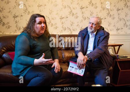 Le leader travailliste Jeremy Corbyn s'entretient avec la résidente Lorna Sherlock dans sa maison à Elm Park Gardens, Chelsea, alors qu'il se joint à une séance de démarchage avec les candidats du Parti travailliste local avant les élections locales. Date de la photo: Lundi 9 avril 2018. Le crédit photo devrait se lire: Matt Crossick/ EMPICS Entertainment. Banque D'Images