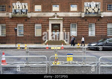 Vue générale de l'aile Lindo, le quartier privé de l'hôpital St Mary, Londres, où des barrières ont été érige hier en prévision de la duchesse de Cambridge ayant son troisième enfant là. Date de la photo: Lundi 9 avril 2018. Le crédit photo devrait se lire: Matt Crossick/ EMPICS Entertainment. Banque D'Images