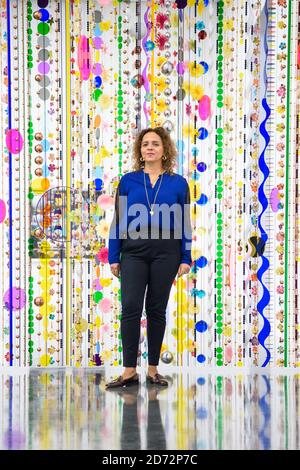 Artiste Beatriz Milhazes photographiée à l'ouverture de son nouveau spectacle solo à la galerie White Cube Bermondsey à Londres. L'exposition, appelée Rio Azul, se déroule du 18 avril au 1er juillet. Date de la photo: Mardi 17 avril 2018. Le crédit photo devrait se lire: Matt Crossick/ EMPICS Entertainment. Banque D'Images